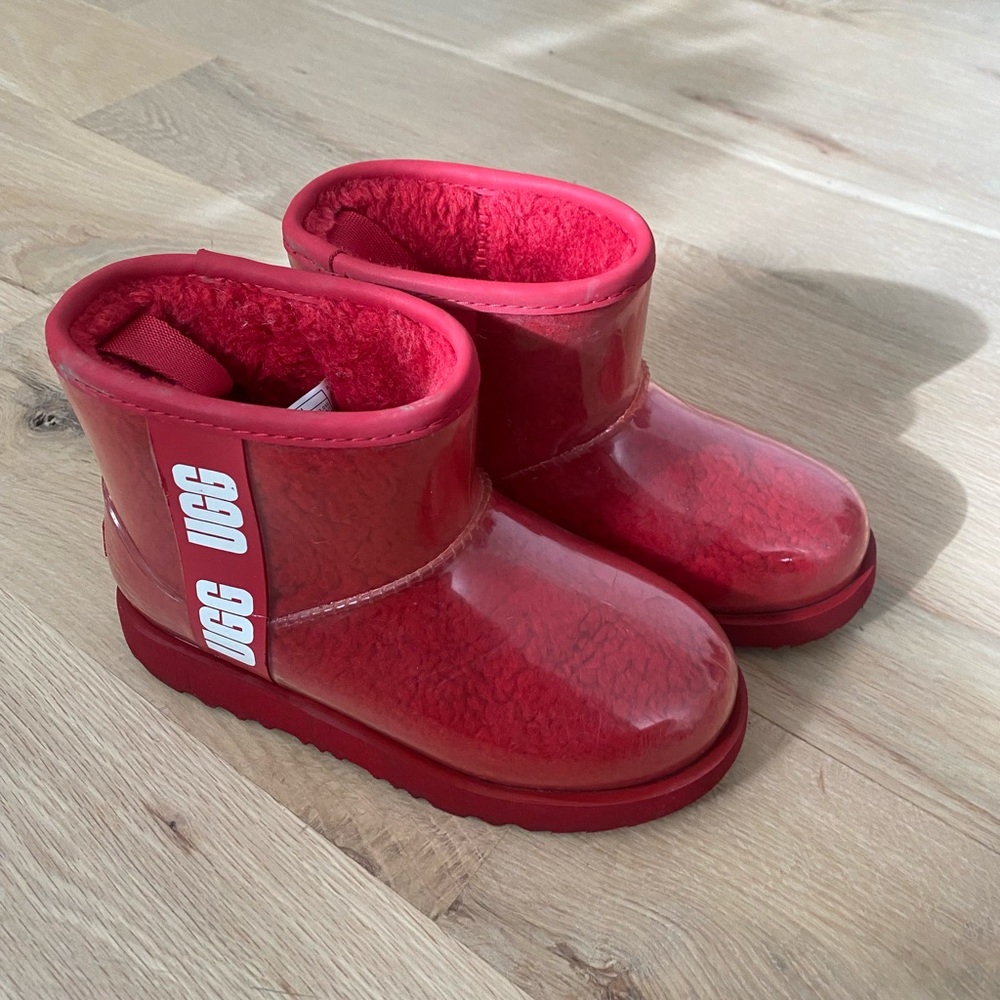 UGG Kids shoes Red size:1 Great condition waterproof